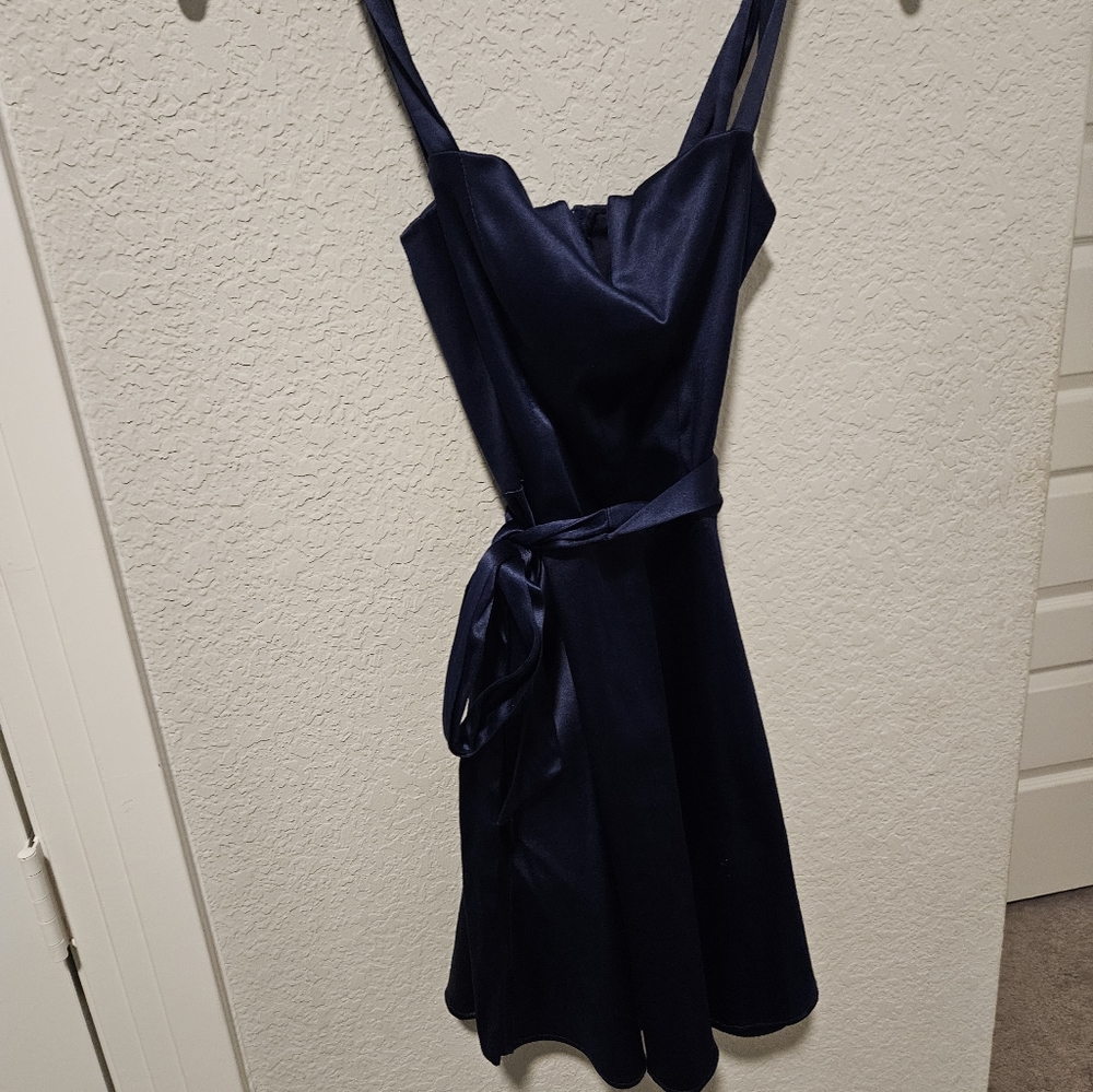 A short navy blue dress with a tie belt